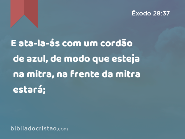 E ata-la-ás com um cordão de azul, de modo que esteja na mitra, na frente da mitra estará; - Êxodo 28:37